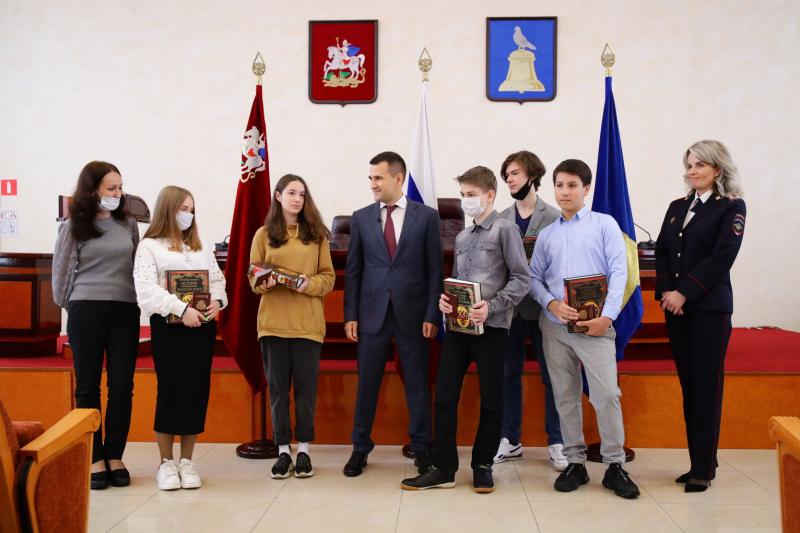 Пять школьников Реутова получили паспорта накануне Дня России