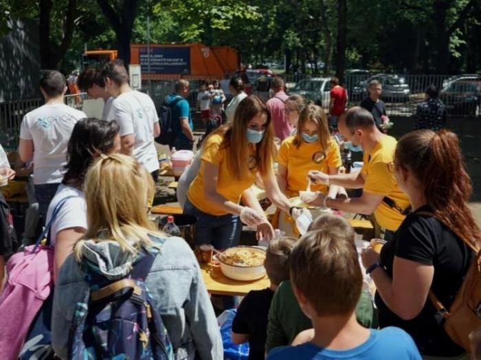 Волонтеры помогают начать лето отличным праздником во дворе (Венгрия)