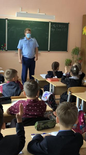 Рузаевский транспортный прокурор провел встречу с учениками гимназии