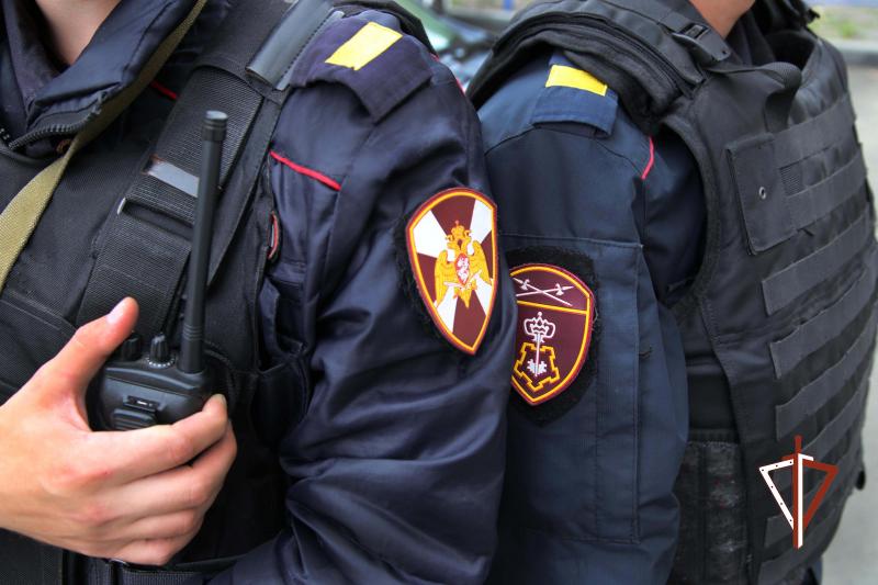 В Челябинске сотрудники вневедомственной охраны задержали мужчину, у которого при себе имелось наркотическое вещество