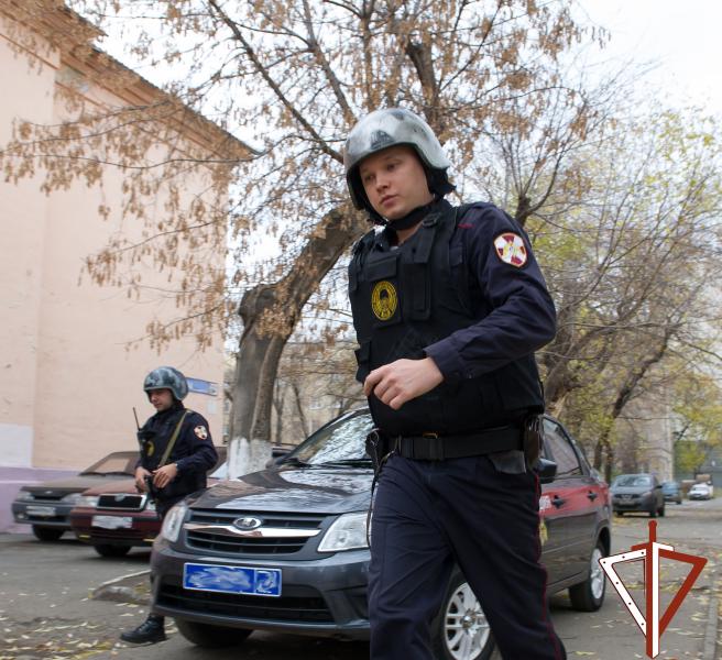 В Магнитогорске сотрудники вневедомственной охраны Росгвардии задержали подозреваемую в нанесении ножевых ранений сожителю