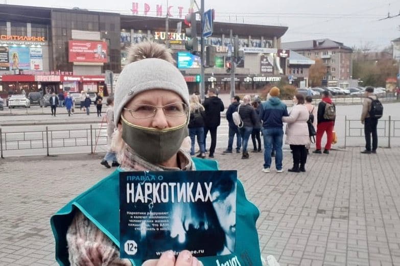 Волонтёры «Омск без наркотиков» передали 526 антинаркотических брошюр в руки омичей