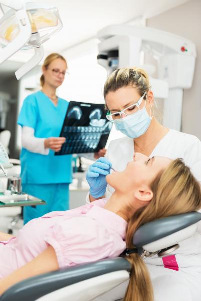 Почему осень — идеальное время, чтобы заняться своими зубами: стоматологи ответили на самые популярные вопросы