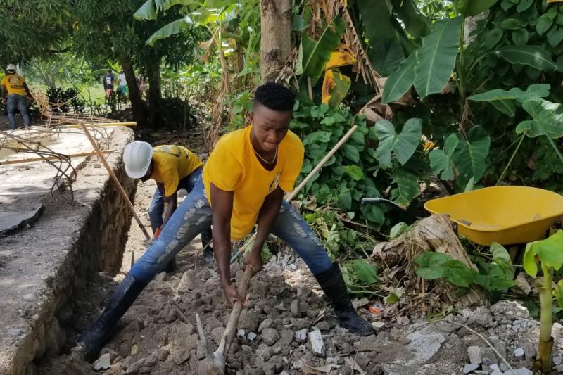 Саентологические добровольцы помогают в восстановлении школы на Гаити