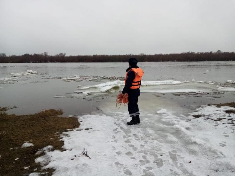 Подмосковные спасатели рассказали жителям региона о признаках непрочного льда