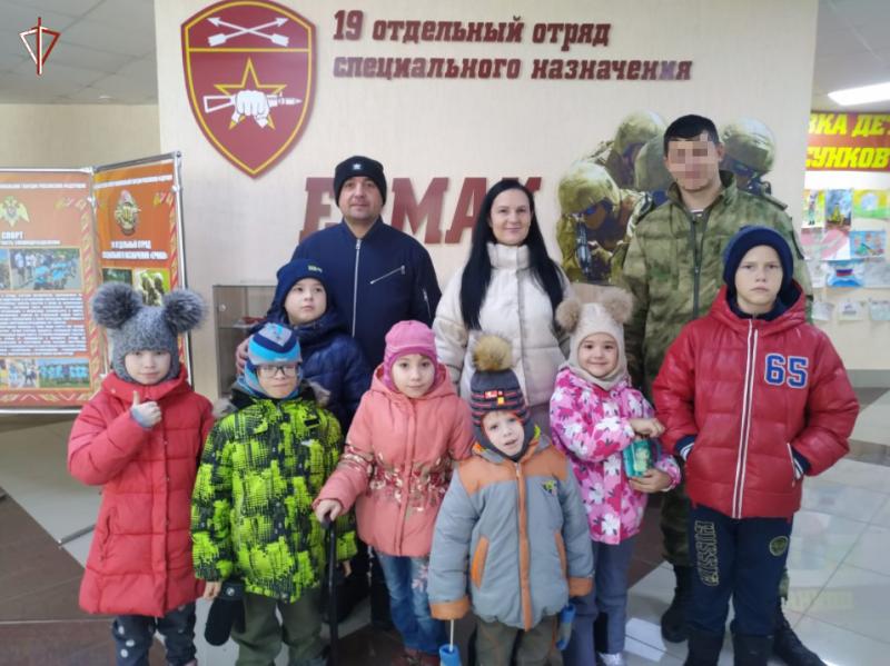 В Новосибирске военнослужащие отряда специального назначения Ермак в День матери провели экскурсию для многодетной семьи