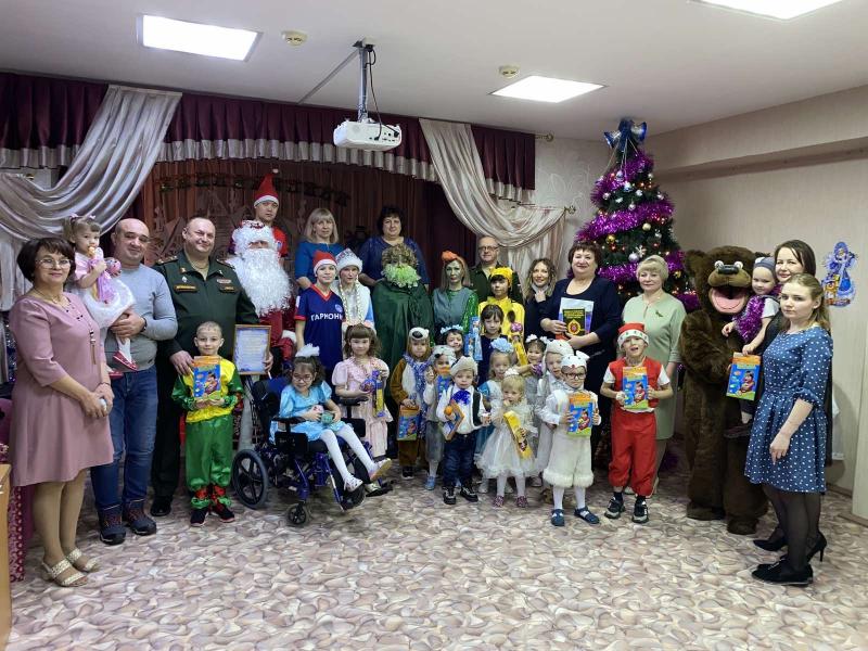 Сотрудники Росгвардии поздравили в Черемхово детей, оставшихся без попечения родителей с праздниками