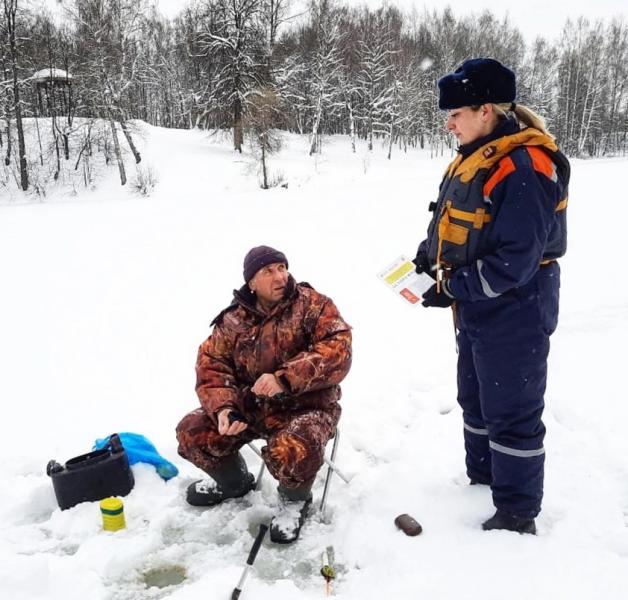 Спасатели ГКУ МО «Мособлпожспас» рассказали рыбакам о необходимых мерах безопасности при выходе на лед