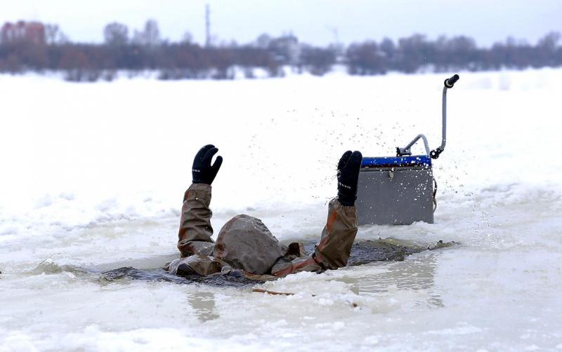 Что делать, если вы провалились под лед: спасатели рассказали основные правила