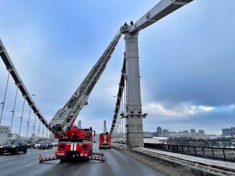 Пожарные 113 ПСЧ спасли мужчину с Крымского моста