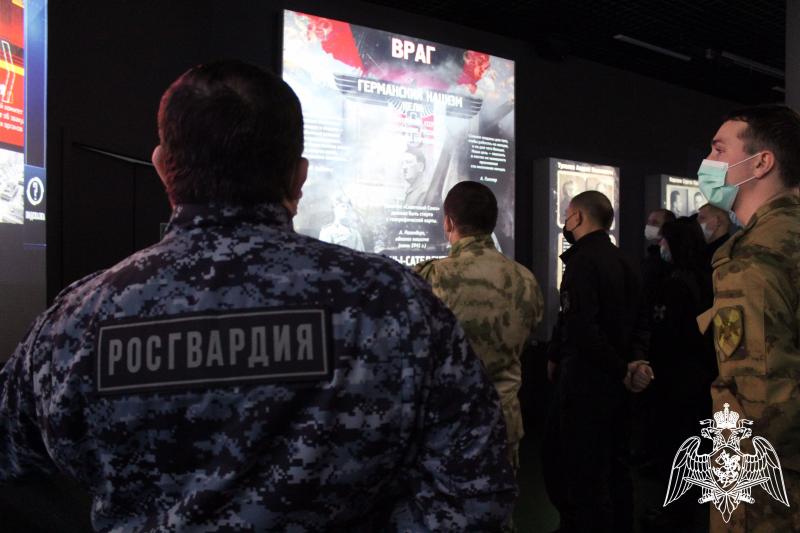 В Саратове сотрудники Росгвардии посетили фотовыставку, посвящённую полному снятию блокады Ленинграда