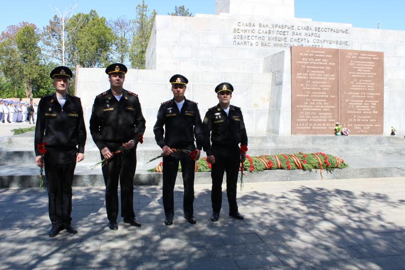 Военные следователи возложили цветы к памятнику Великой Отечественной войны на Сапун-горе