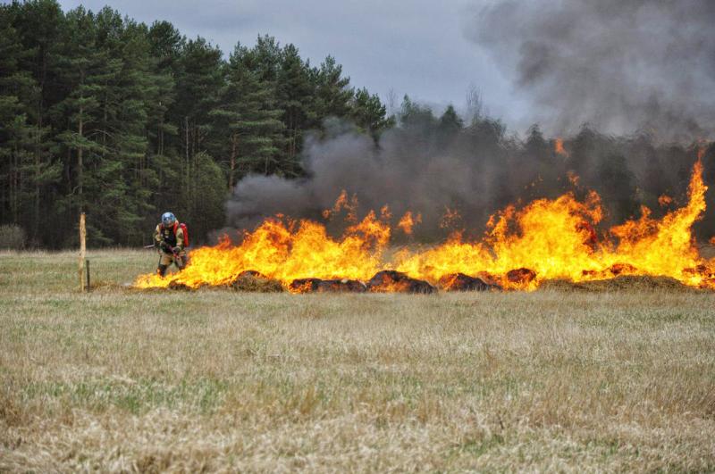 Огнеборцы ГКУ МО «Мособлпожспас» рассказали жителям Подмосковья о запрете выжигания сухой травы