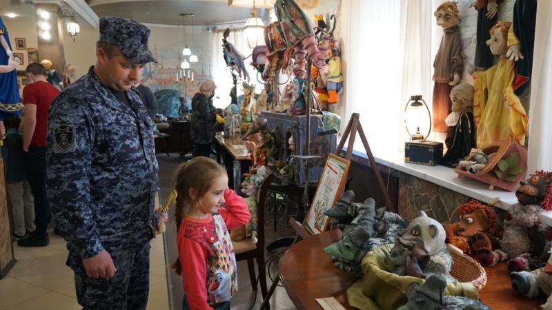 Семьи ульяновских росгвардейцев посетили кукольный театр