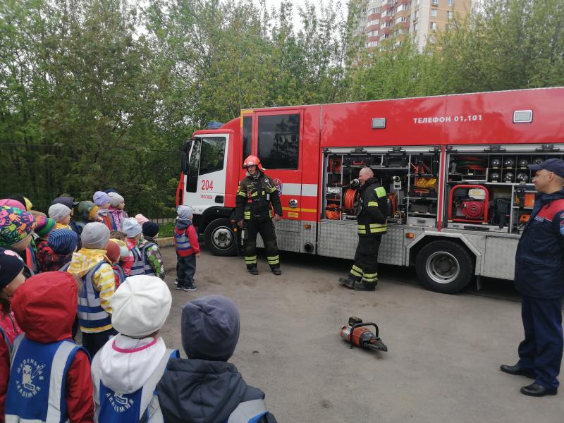 Пожарные провели занятия в детском саду
