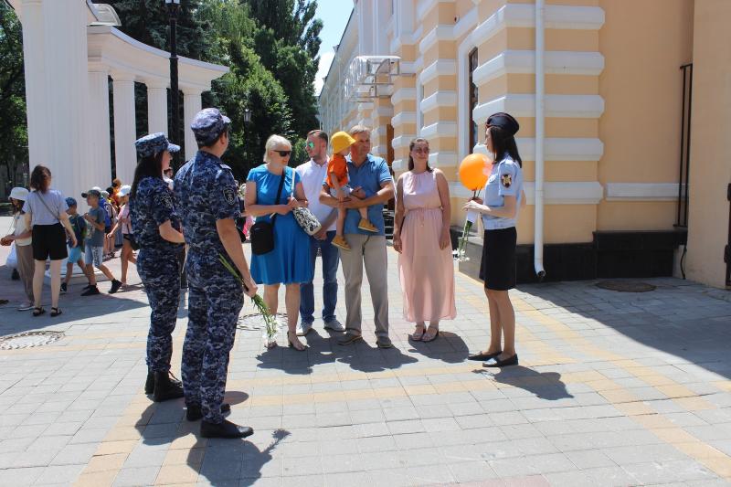 В Ставрополе сотрудники Росгвардии провели акцию «Ромашки на счастье» в День семьи, любви и верности