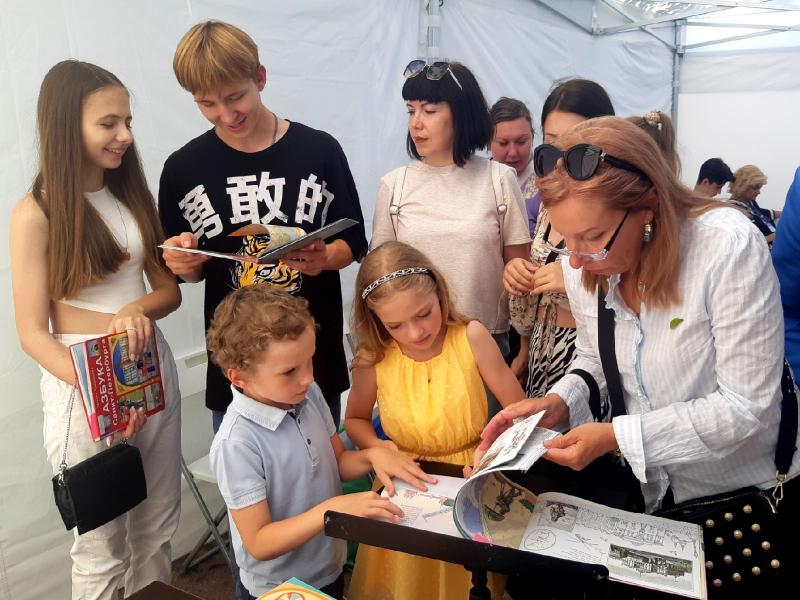 В Александровском саду состоялся семейный фестиваль «Петров день»