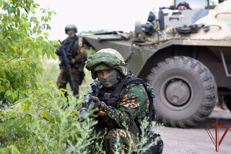Спецназовцы Росгвардии в ЛНР эвакуировали двоих детей  и изъяли крупную партию оружия ВСУ
