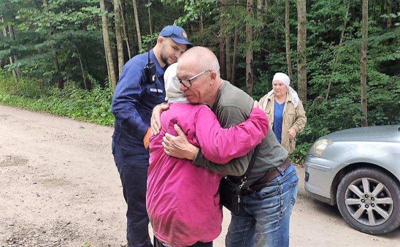 Спасатели ГКУ МО «Мособлпожспас» нашли и вывели из леса 84-летнюю женщину