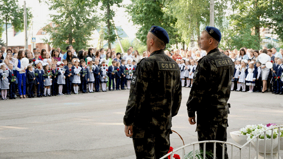 В Ульяновске росгвардейцы поздравили с Днём знаний учащихся школы, где учился их боевой товарищ