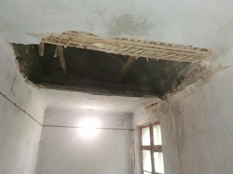 В Воронеже двухэтажку с рухнувшим потолком признают аварийной