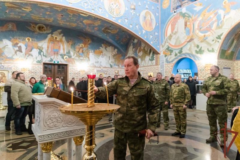 Директор Росгвардии генерал армии Виктор Золотов принял участие в молебне в Главном храме Росгвардии
