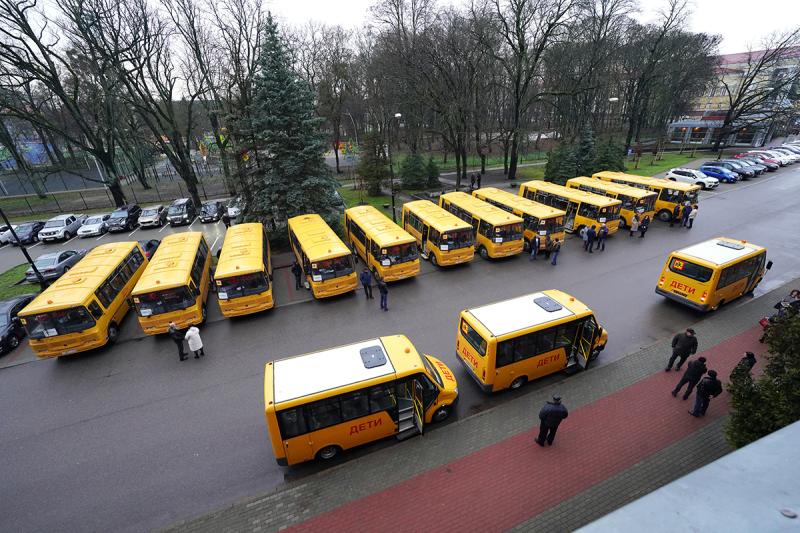 ГК «Современные транспортные технологии» поставила 42 новых школьных автобуса ГАЗ и ПАЗ в Калининградскую область