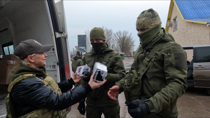 Жители Крыма помогли купить 23 прицела для наших бойцов на передовой
