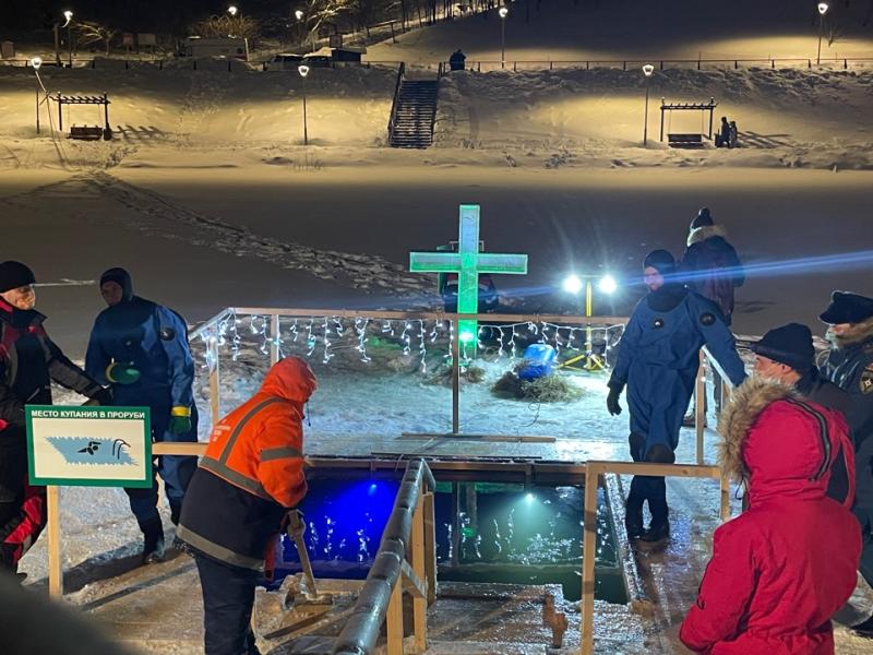 Спасатели Московского авиацентра обеспечивают безопасность во время крещенских купаний
