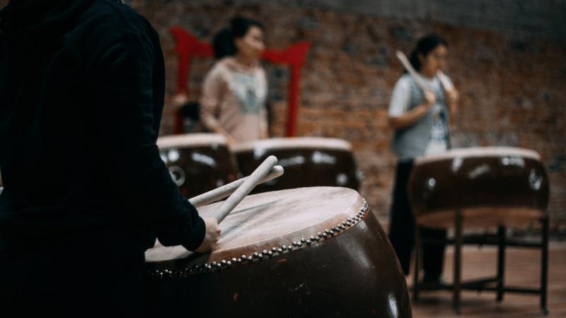 Артисты театра бурятской драмы учатся отбивать ритмичную дробь на барабанах