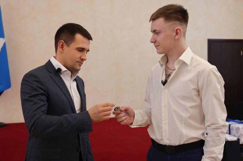 Станислав Каторов вручил сироте ключи от собственного жилья