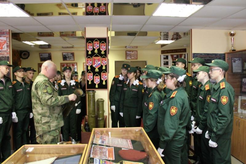 Для кадет подшефного класса Росгвардии провели экскурсию в отряде специального назначения имени генерал-майора Минигали Шаймуратова