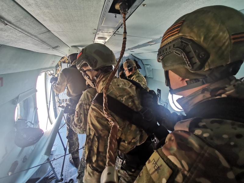Спецназ Росгвардии отработал десантирование из вертолета штурмовым способом в Иркутской области