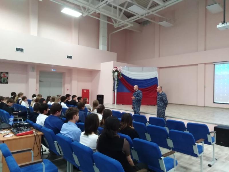 В Челябинской области в преддверии Дня вневедомственной охраны сотрудники подразделений встретились с подшефными школьниками