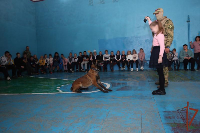 Росгвардейская служебная собака покорила сердца детей в ДНР