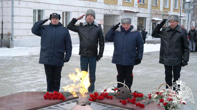 В Кирове сотрудники и военнослужащие Росгвардии возложили цветы к Вечному огню в День Неизвестного солдата