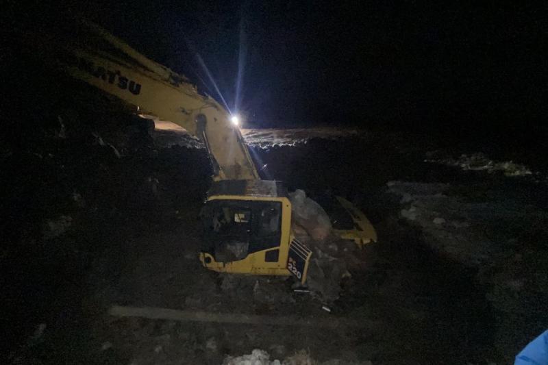 Житель Новосибирска погиб, провалившись под лед с экскаватором в Могильном мысе