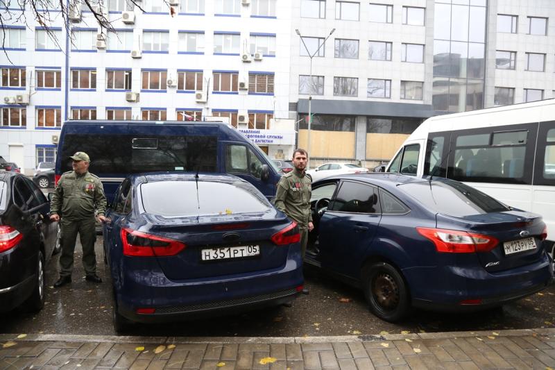 Девять автомобилей от дагестанских налоговиков передали военнослужащим СВО