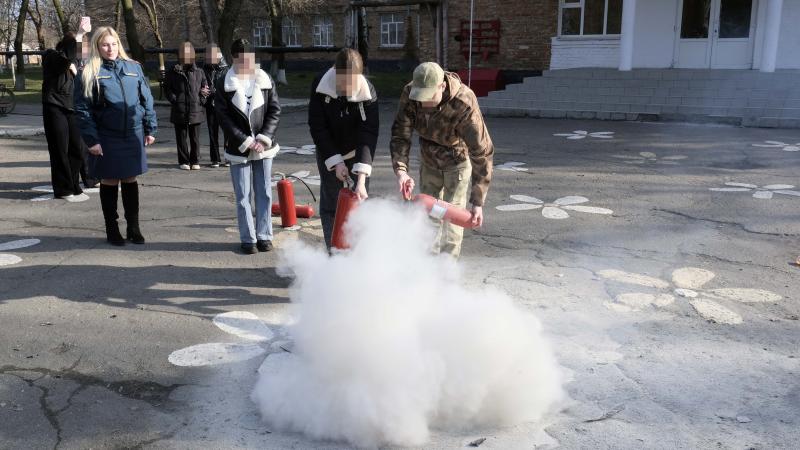 Росгвардейцы и сотрудники МЧС научили школьников Херсонской области тушить пожар