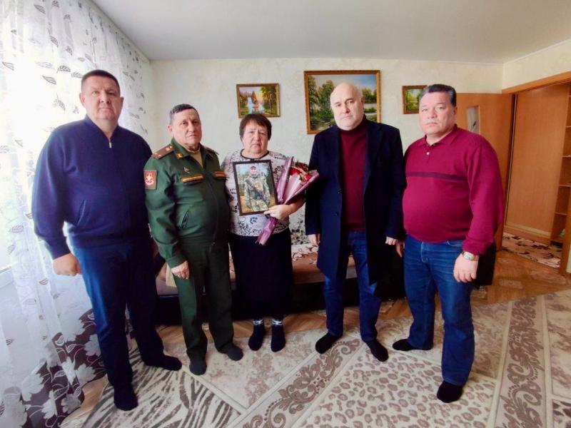 Матерей бойцов СВО поздравил руководитель Чечено-ингушского культурного центра 