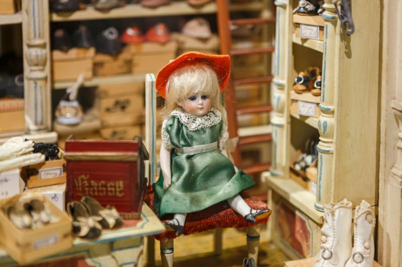 Кукольный домик, настолки и мода XIX века на выставке «Век 19-й. Изменчивая мода. От ампира до модерна»