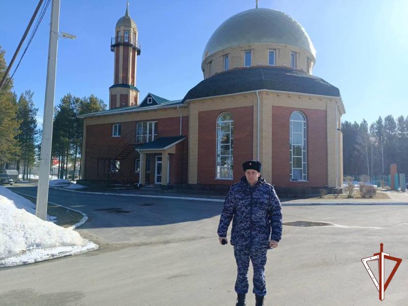В Югре Росгвардия обеспечила охрану правопорядка во время проведения мусульманского праздника Ураза-Байрам
