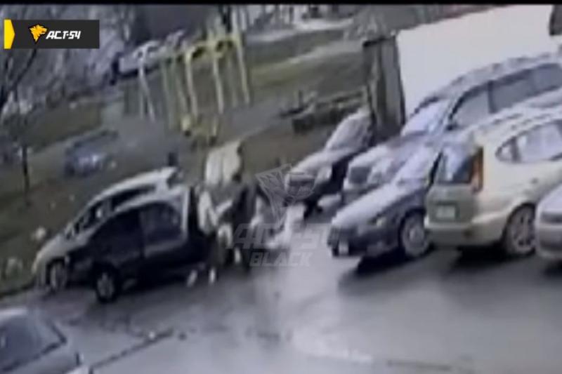 «Придержи коня!»: агрессивный водитель пнул под зад женщину на парковке в Новосибирске