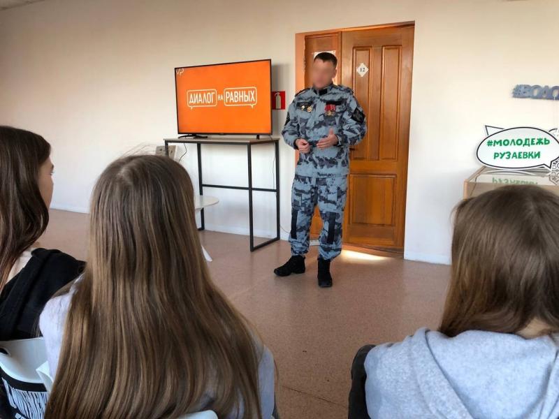 В Мордовии офицер спецназа Росгвардии провел тактическое занятие по медицине для школьников