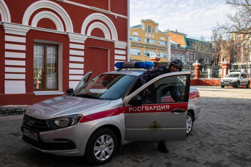 В Кирове росгвардейцы задержали подозреваемого в открытом хищении копчёностей