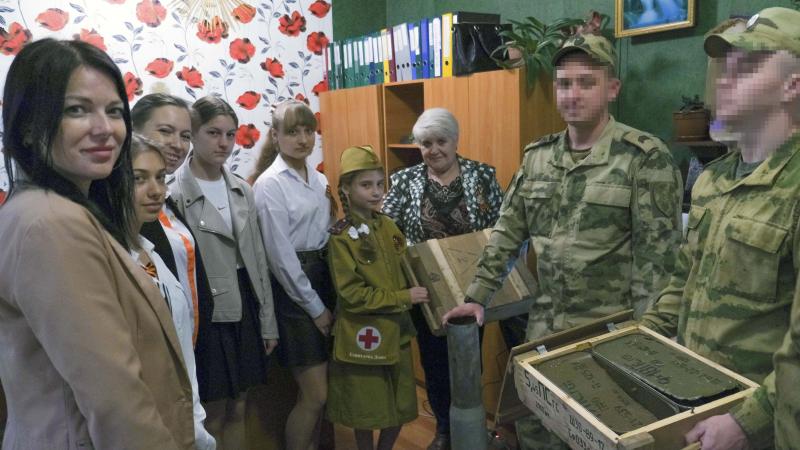 Росгвардейцы передали в музей одной из школ Херсонской области экспонаты, посвящённые служебно-боевой деятельности ведомства