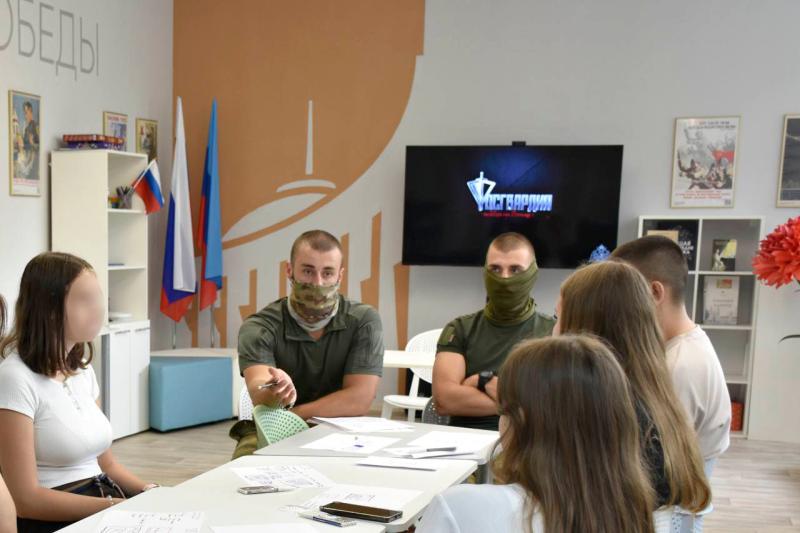 Сотрудники спецподразделений Росгвардии провели урок безопасности для детей в ЛНР