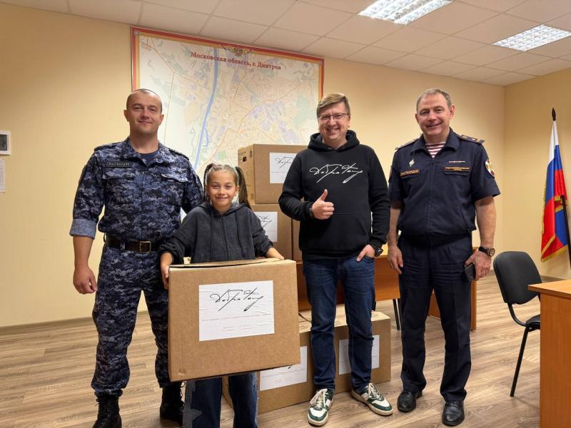 Семьи сотрудников Росгвардии получили школьные наборы