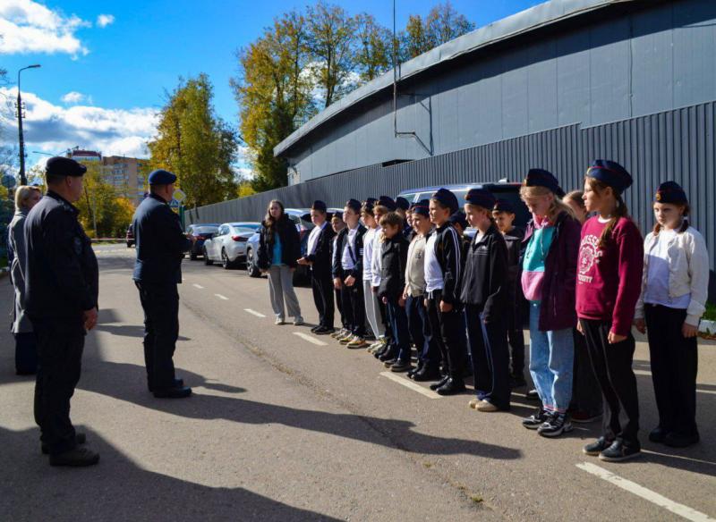 Бойцы спецподразделения подмосковного главка Росгвардии организовали день открытых дверей для школьников