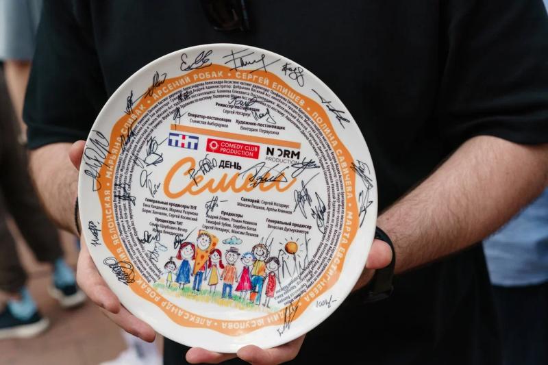 Минаева выпустила OST к новому сериалу «День семьи» на ТНТ